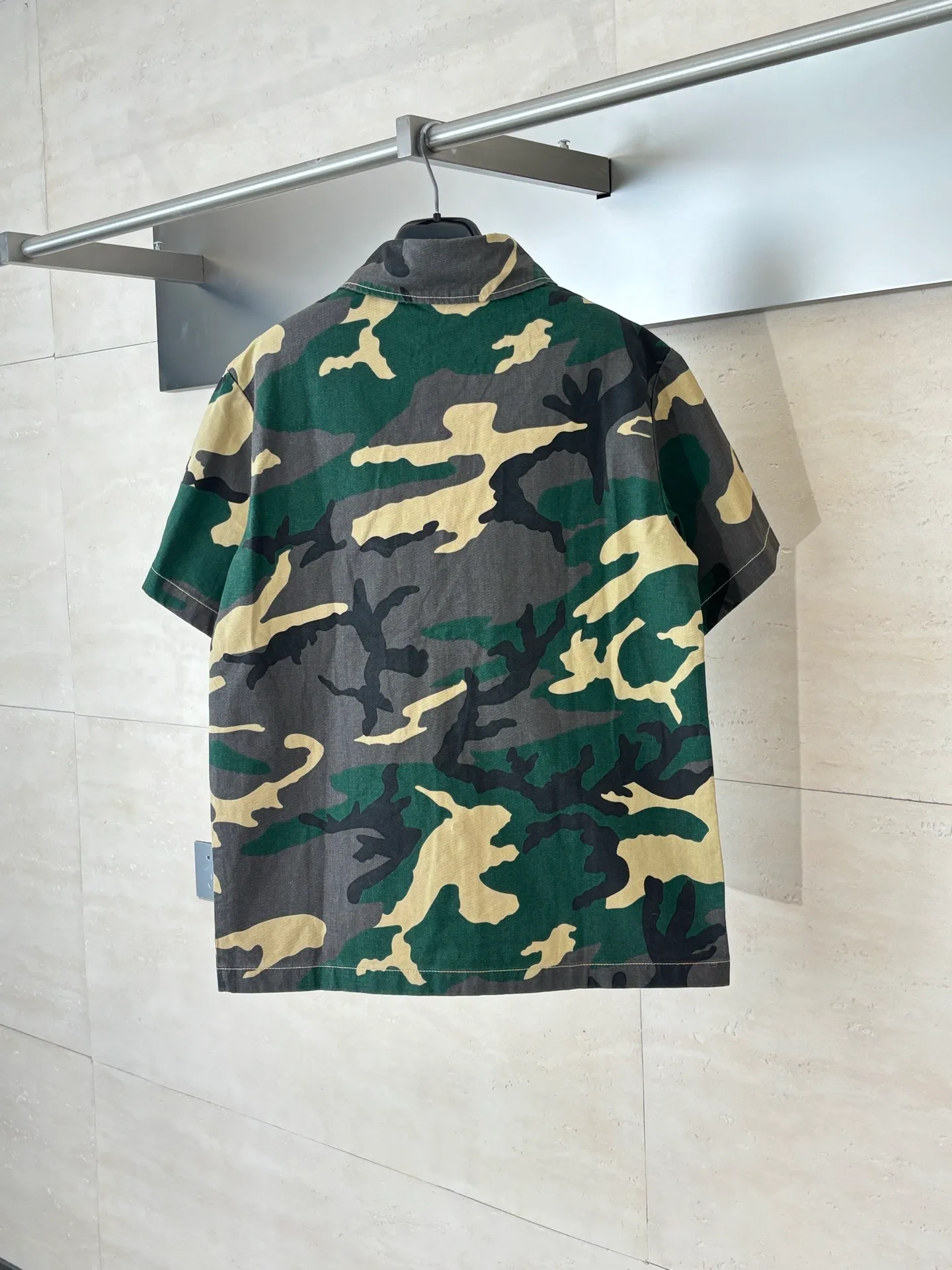 P560 Chrome Heart*/Chrome Heart CH camouflage short-sleeved denim shirt was purchased and developed by a Los Angeles agent for US$3,200. This model is made of customized military canvas fabric, restored 1:1 according to the original model, and printed with camouflage patterns. The customization period for the chest sex pattern stamp is 20 days, the minimum order is 1800 pieces, and the color plate is matched. The hardware buckles are all made of electroplated 925 silver material, the weight is perfectly restored, and they are aged and oxidized to black.  Size：S/M/L